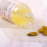 fotografía de aceite de almendra dulce con almendras reales